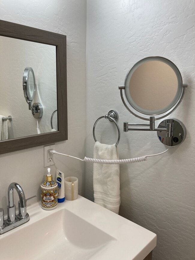 Building Photo - Gorgeous, modern, remodeled, furnished ren...