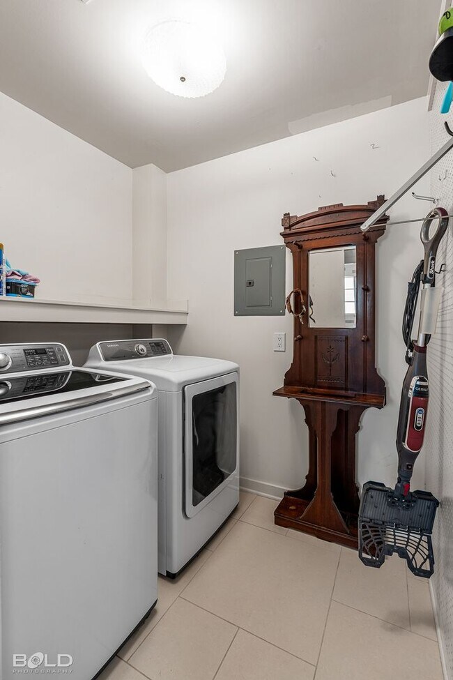 Building Photo - UPDATED MID-CENTURY MODERN HOME WITH SPECIAL CHARACTER