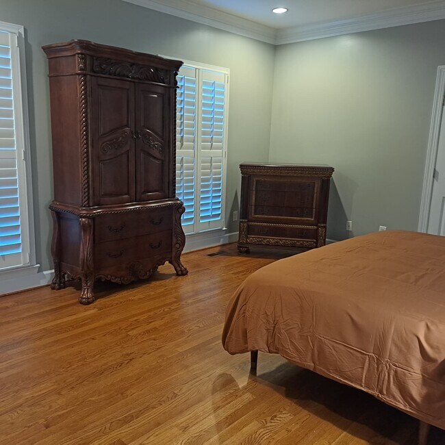 Building Photo - FURNISHED 6500 SQ FT MANSION (SHORT TERM / INSURANCE)