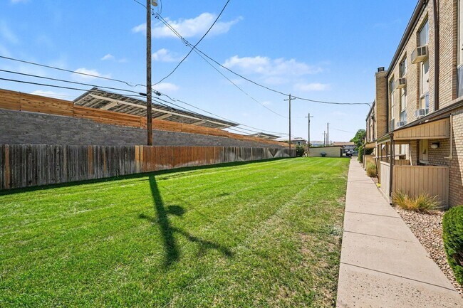 Building Photo - 232 S Brentwood St