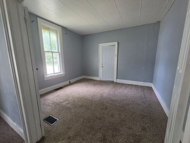 Building Photo - 2 bedroom townhouse style apartment on west side.