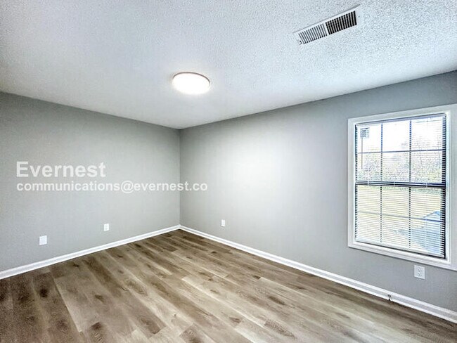 Building Photo - 3-Bedroom Home with Off-Street Parking and...