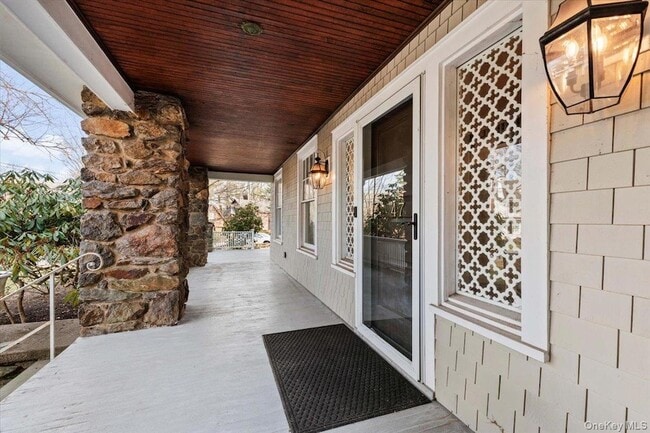 Building Photo - 47 Greenacres Ave