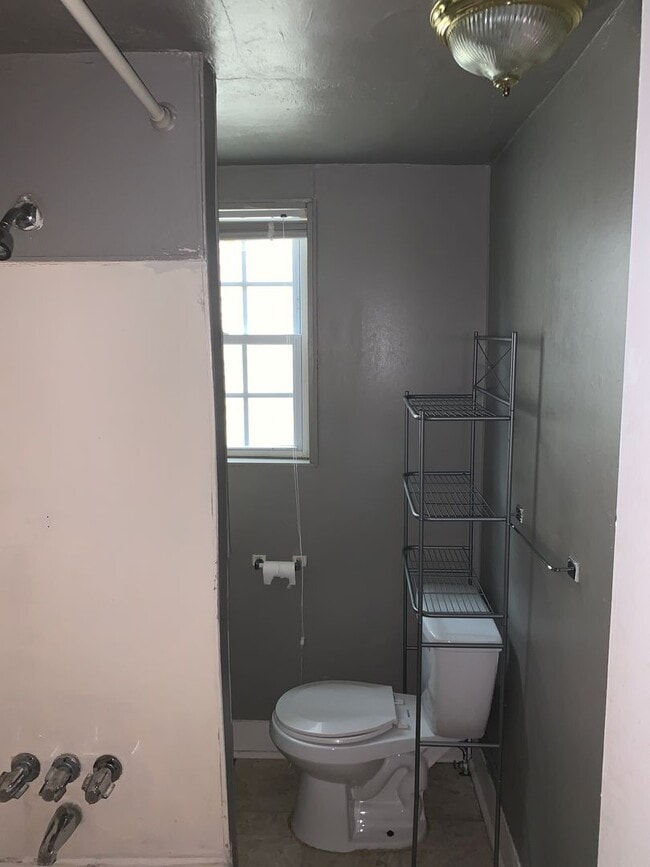Building Photo - SPACIOUS OAKLAND HOUSE WITH BONUS ROOM - AVAILABLE AUGUST!