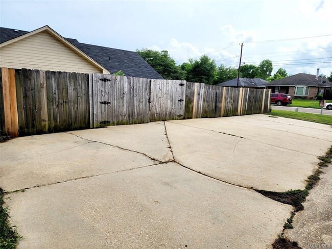 Building Photo - 4001 Oak Shadow Ln