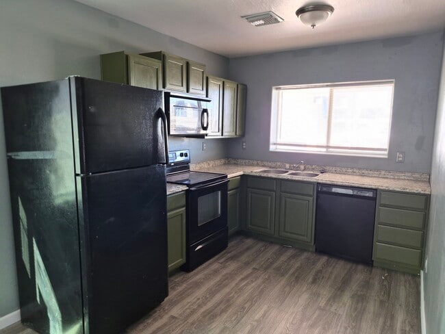 Building Photo - Pueblo Ave