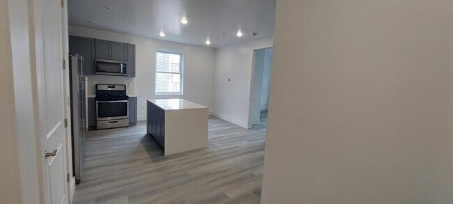 Building Photo - 273 Oak St