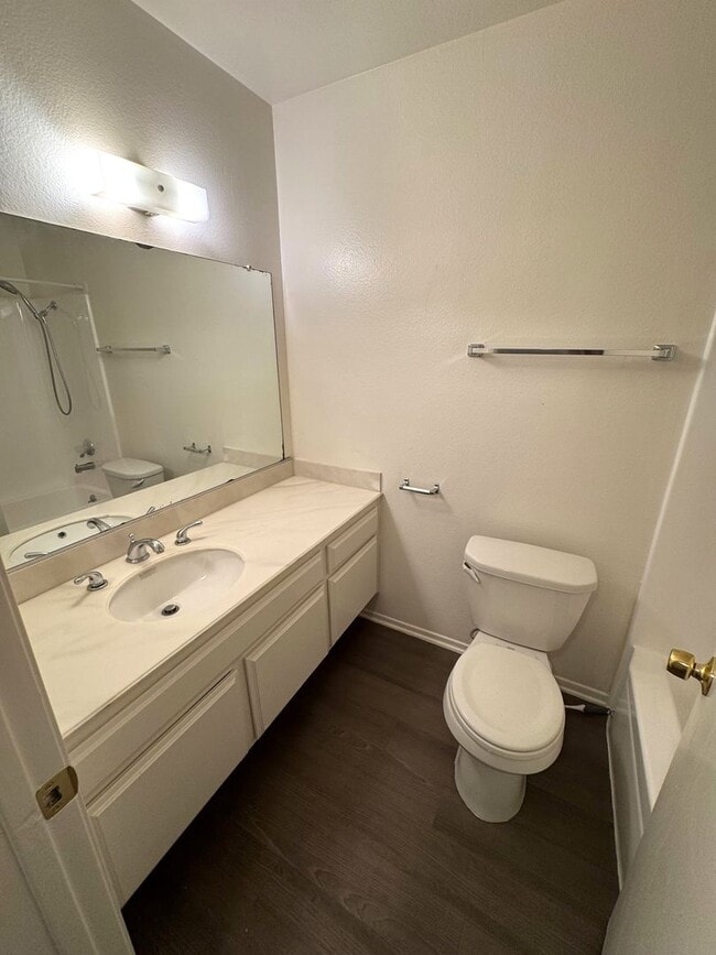 Building Photo - Spacious 3+2.5 Townhome in Woodbridge Park