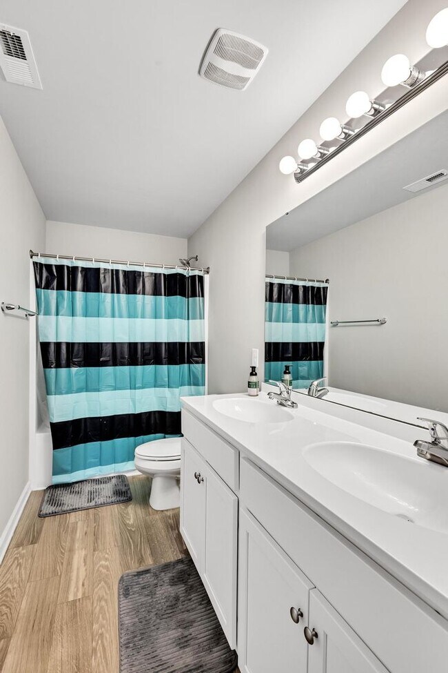 Building Photo - Furnished rental available now!!