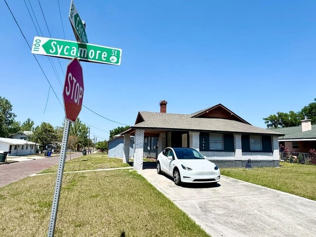 Building Photo - 1047 Sycamore St