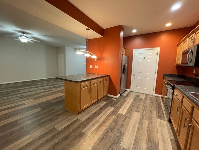 Building Photo - Beautiful 2 Bedroom Condo off of Shelbyvil...