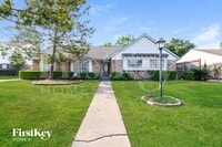 Building Photo - 222 Magic Oaks Dr