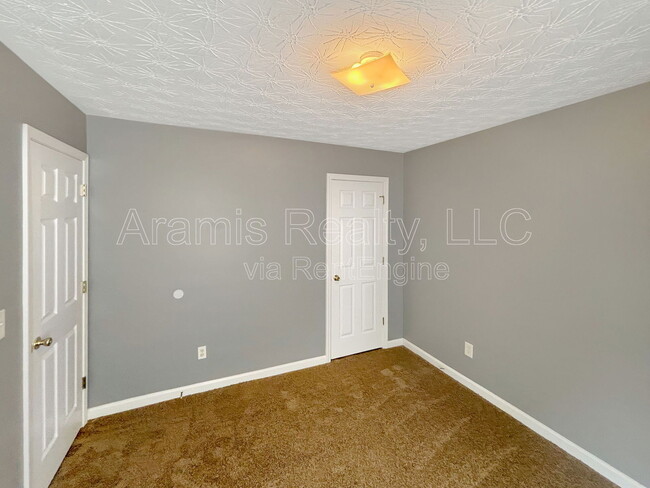 Building Photo - 445 Spring Head Ct