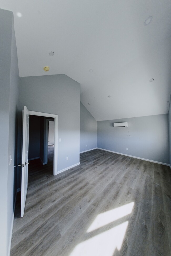 Building Photo - 955 E Elm St