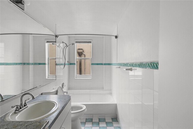 Building Photo - 918 Ocean Dr