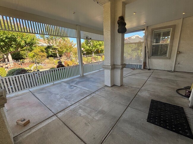 Building Photo - Gorgeous 3 Bed 2.5 Bath with SOLAR! 55+ Community