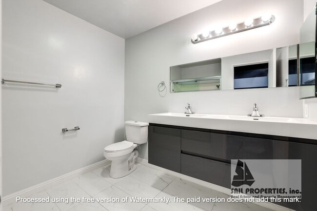 Building Photo - Stylish 3-Bedroom Condo in Gated Torrance ...