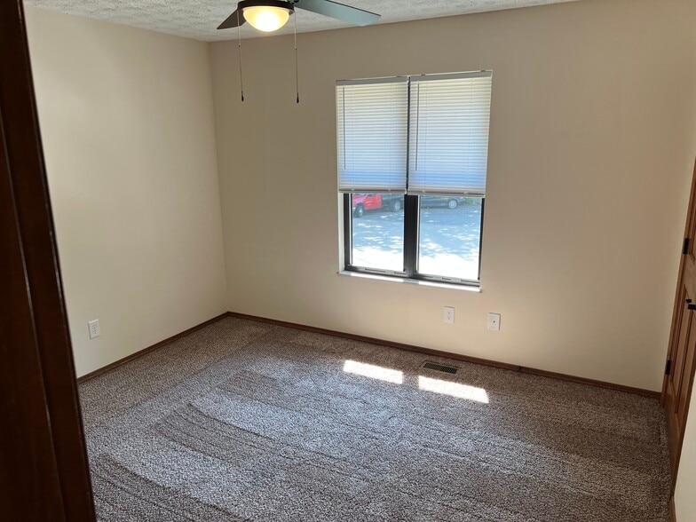 Building Photo - 709 Oak Trl