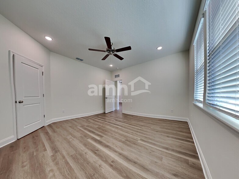 Building Photo - 11643 Hillside Dr