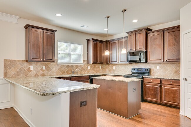 Building Photo - 5014 Vine Ln