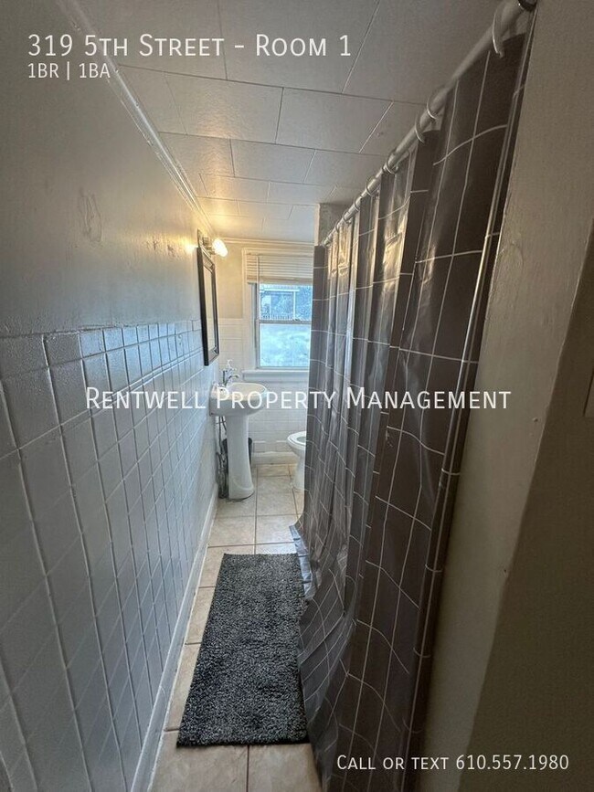 Building Photo - 319 5th St