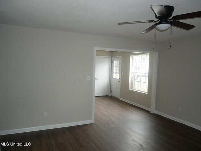 Building Photo - 6525 Lynnfield Rd