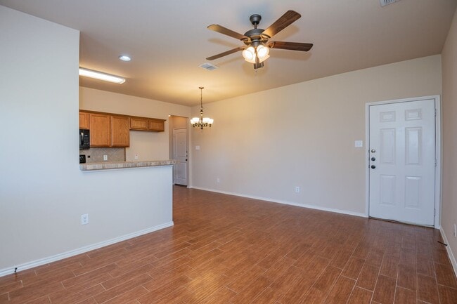 Building Photo - Beautiful 3 Bedroom, 2.5 Bath duplex located in Woodland Estates!