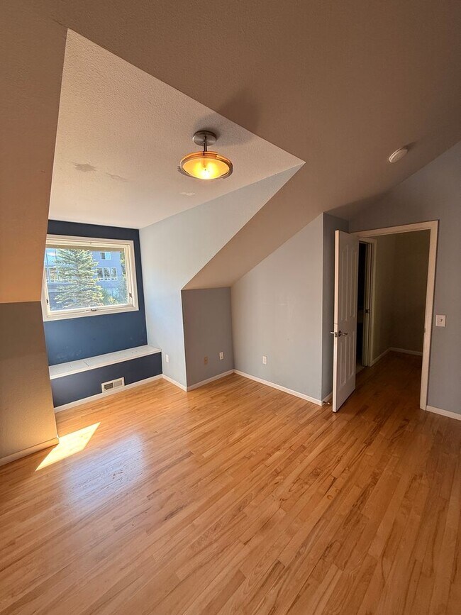 Building Photo - Beautiful Potter's Marsh Home!