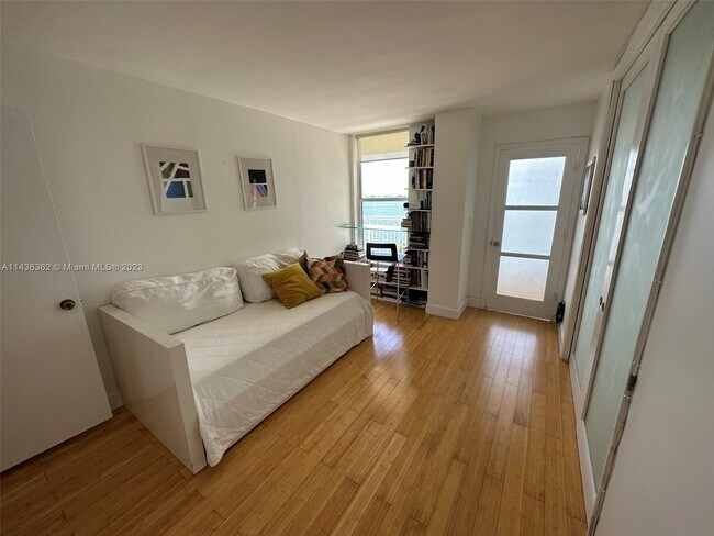 Building Photo - 1440 Brickell Bay Dr