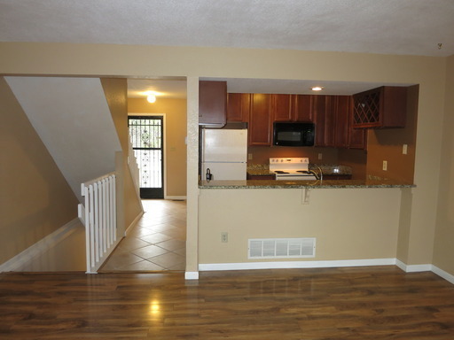 Building Photo - 2BR/2.5BA Townhome in gated community