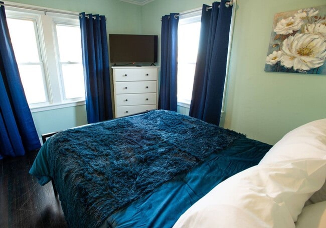 Building Photo - Large Fully Furnished Home, Must See!
