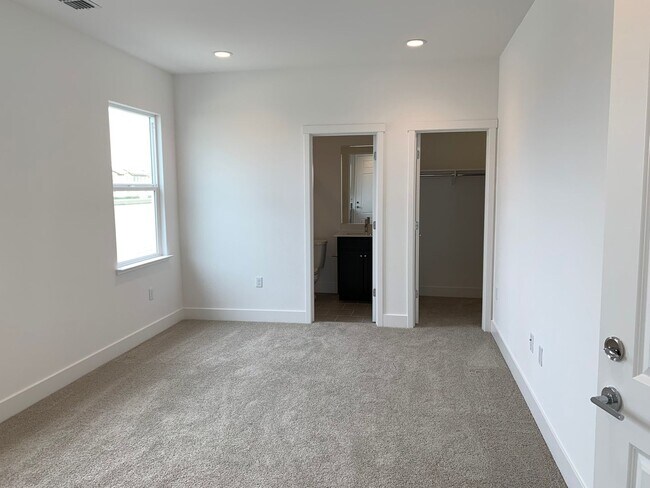 Building Photo - Large Executive home with tons of upgrades.