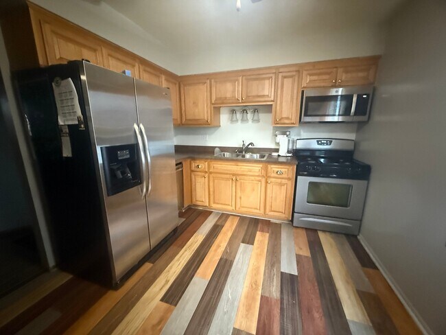 Building Photo - 307 S 76th St