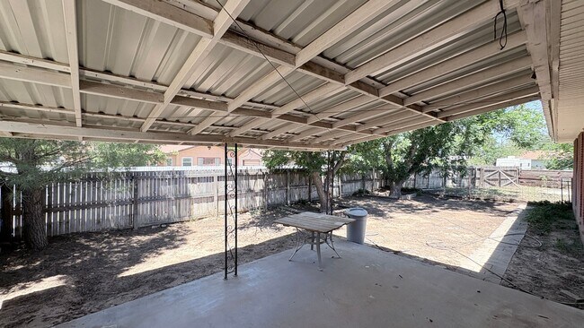 Building Photo - 305 Swinging Spear Rd