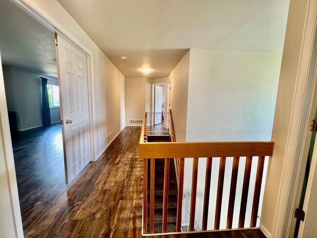 Building Photo - Beautifully Updated Home In Desirable Hend...