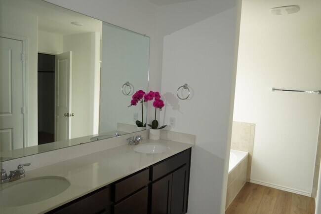 Building Photo - 231 Milliner Lp