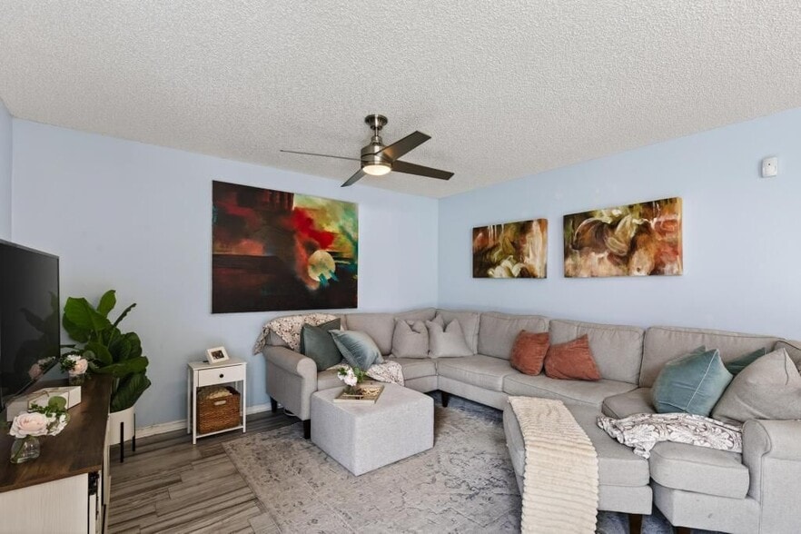 Building Photo - 805 Old Bridge Rd