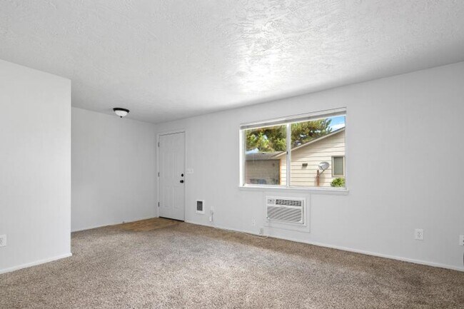 Building Photo - Spacious 2 Bedroom Duplex _ Pet Friendly!