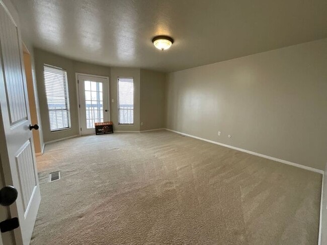 Building Photo - 5 bedroom 3 bath Home 2 car garage- Small dog friendly