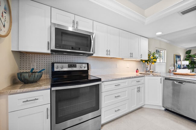 Building Photo - 9239 SE Riverfront Terrace