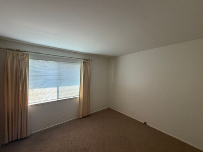 Building Photo - 460 Mariposa Dr