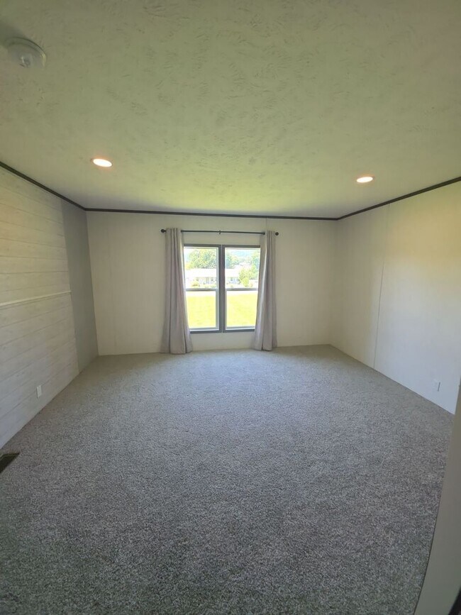 Building Photo - Spacious 4-Bedroom Home on 1 Acre in Peaceful Rickman Setting