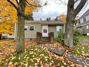 Building Photo - AVAILABLE May - 2 Bed 1 Bath Wooded Back Yard