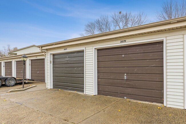 Building Photo - UPDATED CONDO!! 2 Bedroom, 1 Bathroom Condo In Ankeny