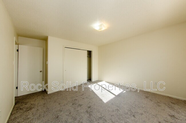 Building Photo - 1825 Edgewater Ave