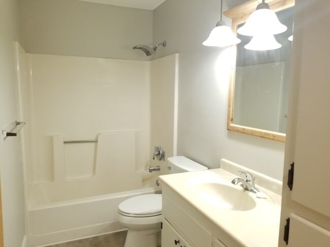 Building Photo - 220 Leighton Dr