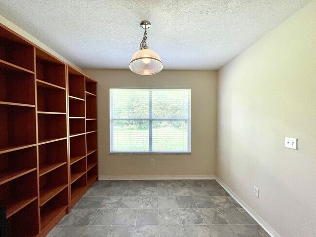 Building Photo - LARGE AND SPACIOUS 4/3 HOME IN WEDGEFIELD GOLF COURSE COMMUNITY