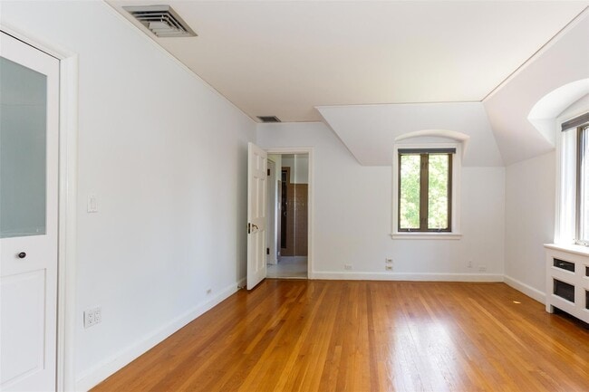 Building Photo - 10 Ridge Pl