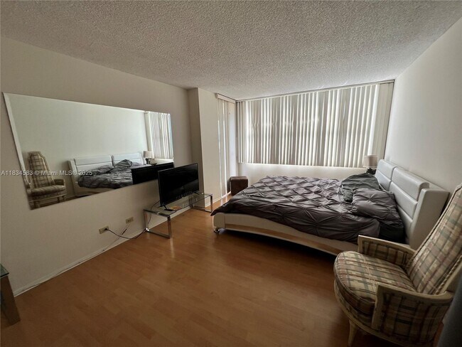 Building Photo - 6039 Collins Ave