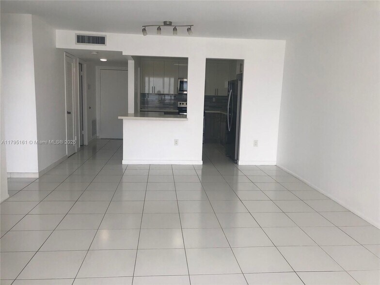 Building Photo - 18081 Biscayne Blvd